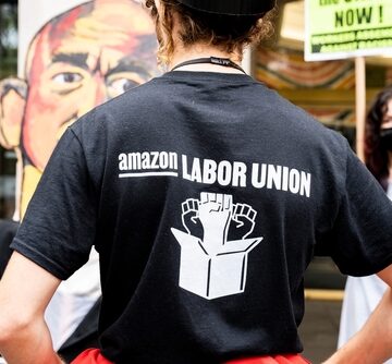 Brooklyn,,New,York,,United,States.,October,25,,2021:,Amazon's,Staten UNIONIZATION: TOP 2022 TREND KEEPS GROWING