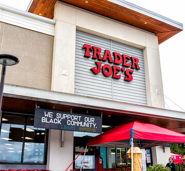 Charlottesville,,Usa,-,October,25,,2020:,Trader,Joe's,Grocery,Store UNIONIZATION TOP 2022 TREND: TRADER JOE’S VOTE TO UNIONIZE