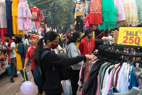 Delhi,,India,-,10,November,2021,,Busy,Street,Market,,Shop TOP 2022 TREND, SELF-SUFFICIENT: INDIA’S ECONOMY THRIVES AS WORLD’S SLOWS