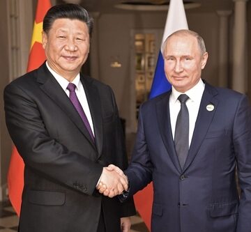 Russian President Vladimir Putin (r) and Chinese President Xi Jinping