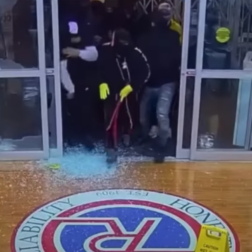 COVID-RETAILERS IN U.S. REPORT-from YT video-web ver Image Of Retail Thieves Breaking Shop-Do0r Glass to Commit Robbery