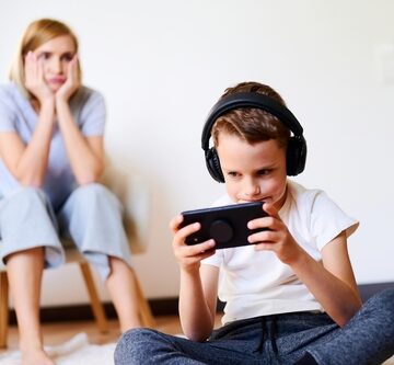 LIMIT KIDS’ LEISURE SCREEN TIME TO THREE HOURS WEEKLY, STUDY SAYS