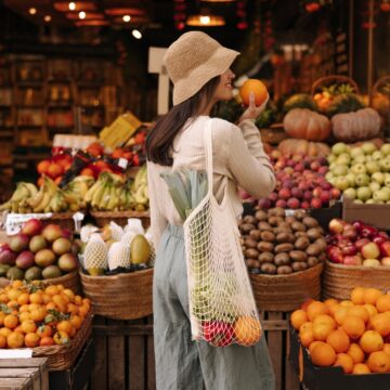 Fair-skinned,Young,Girl,Holds,Orange,Standing,With,Her,Back,To ORGANIC FOOD SAFETY: NAVIGATING LABELS AND FINDING LOCAL SOURCES