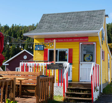 Tadoussac,,Quebec,,Canada,,Oct,2018:,Small,Cafe,Building,In,A Small Cafe Business In Tadoussac, Quebec, Canada