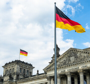 GERMANS CUT SPENDING AS ECONOMY WEAKENS, SURVEY FINDS