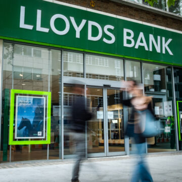 London-,May,,2019:,Lloyds,Bank,Exterior,With,Motion,Blurred,People. Lloyds Bank Exterior With Motion Blurred People In London