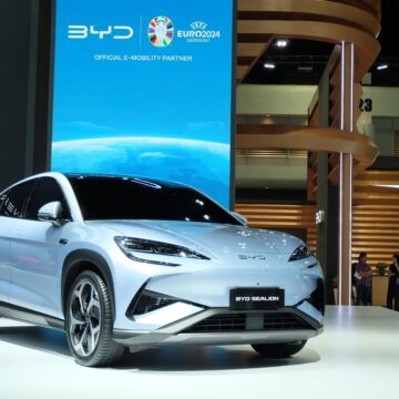 CAR MARKET UPSET: BYD SETS SALES RECORD, TESLA SLUMPS