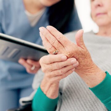 AI USES SMALL FLUID SAMPLE TO DIAGNOSE ARTHRITIS IN MINUTES