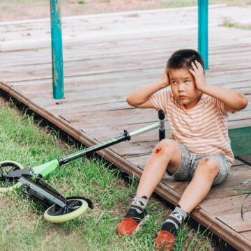 An,Asian,Boy,Is,Holding,His,Head,,Worried,About,A REGENERATING TISSUE WITH YOGURT