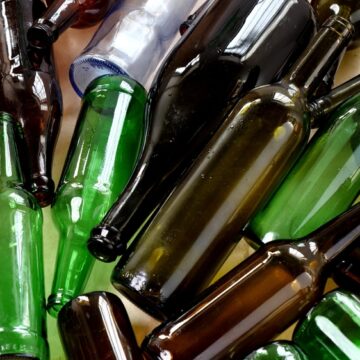 GLASS BOTTLES CONTAIN MORE MICROPLASTICS THAN PLASTIC BOTTLES