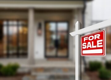 Red,for,Sale,Sign,In,Front,Of,A,House,,Showing U.S. NEW HOME SALES REACH THEIR LOWEST IN MORE THAN THREE YEARS