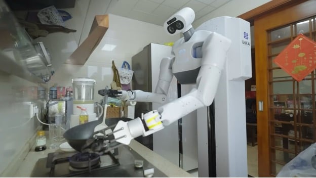 CHINA’S HOUSEMAID ROBOT MAKES BREAKFAST AND CLEANS