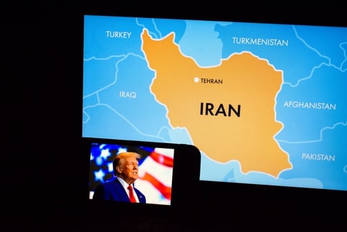 The image of a news broadcast showing a map of Iran and its neighboring countries, including Turkey, Turkmenistan, Iraq, Afghanistan, and Pakistan and an inset image of Donald Trump on a mobile phone screen.