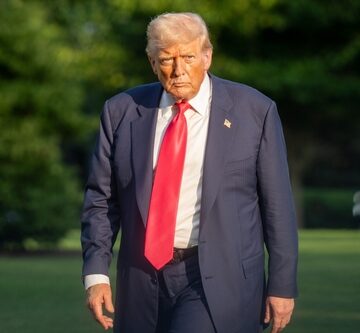 An unsmiling Donald Trump returns to the White House in Washington, DC.