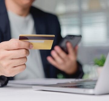 Customer,Verifies,Online,Purchase,With,Credit,Card,And,Smartphone,At CREDIT CARD DELINQUENCIES ARE THE MOST IN 15 YEARS