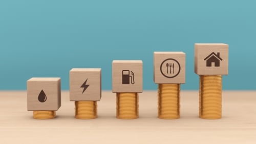 Concept illustration of rising costs and inflation using blocks to symbolize different household expenses, including water, electricity, fuel, food, and housing, and stacking coins indicate increasing prices and the diminishing purchasing power of money. Concept illustration of rising costs and inflation using blocks to symbolize different household expenses, including water, electricity, fuel, food, and housing, and stacking coins indicate increasing prices and the diminishing purchasing power of money.