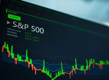 Image of a financial trading dashboard highlighting the performance chart of the S&P 500 index, one of the most vital benchmarks for the United States stock market. Image of a financial trading dashboard highlighting the performance chart of the S&P 500 index, one of the most vital benchmarks for the United States stock market.